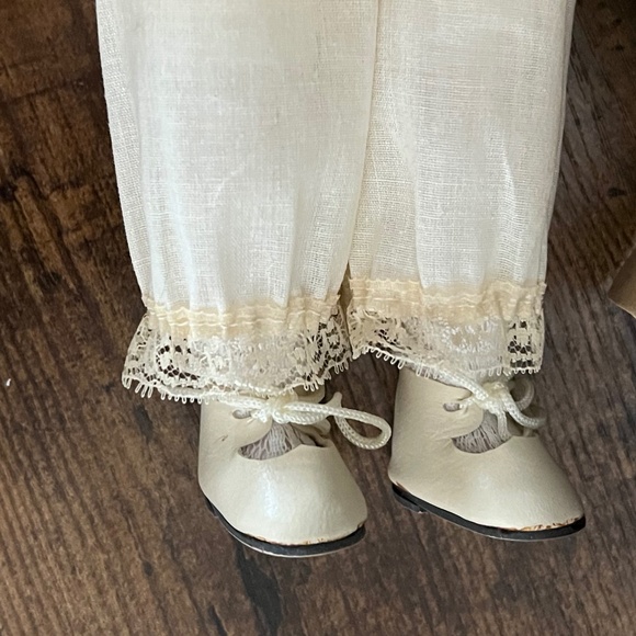 THE HERITAGE MINT LTD COLLECTION Megan 16" Porcelain Doll - Picture 10 of 10